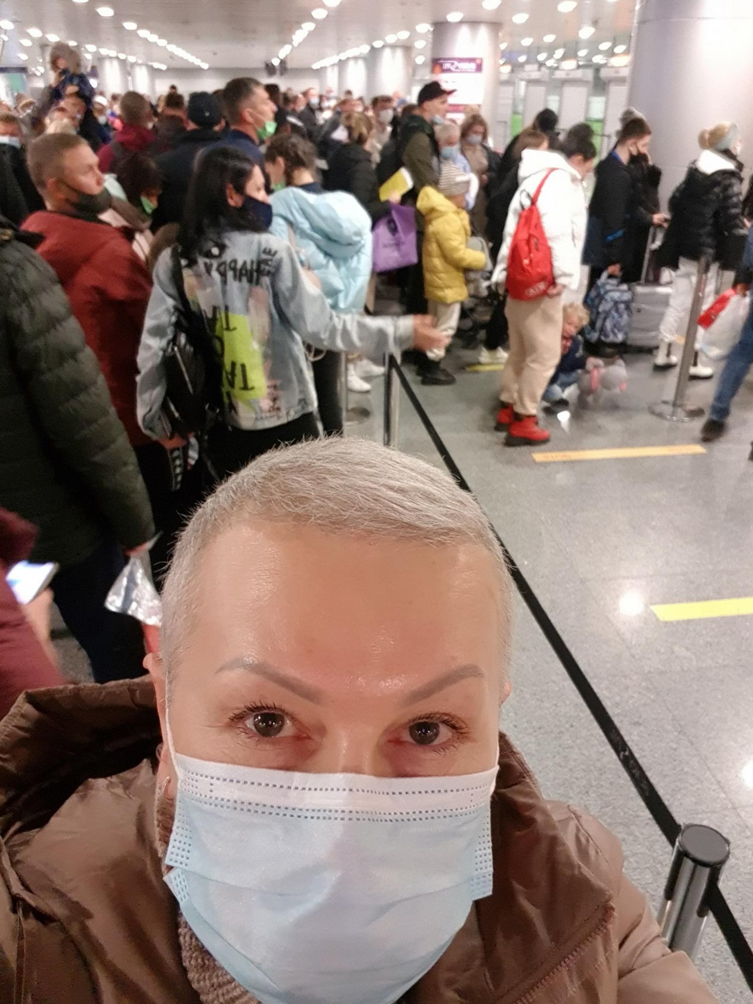 Плачущие дети и люди, как селедки в банке: Алла Мазур рассказала, как людей "маринуют" в очередях "Борисполя"