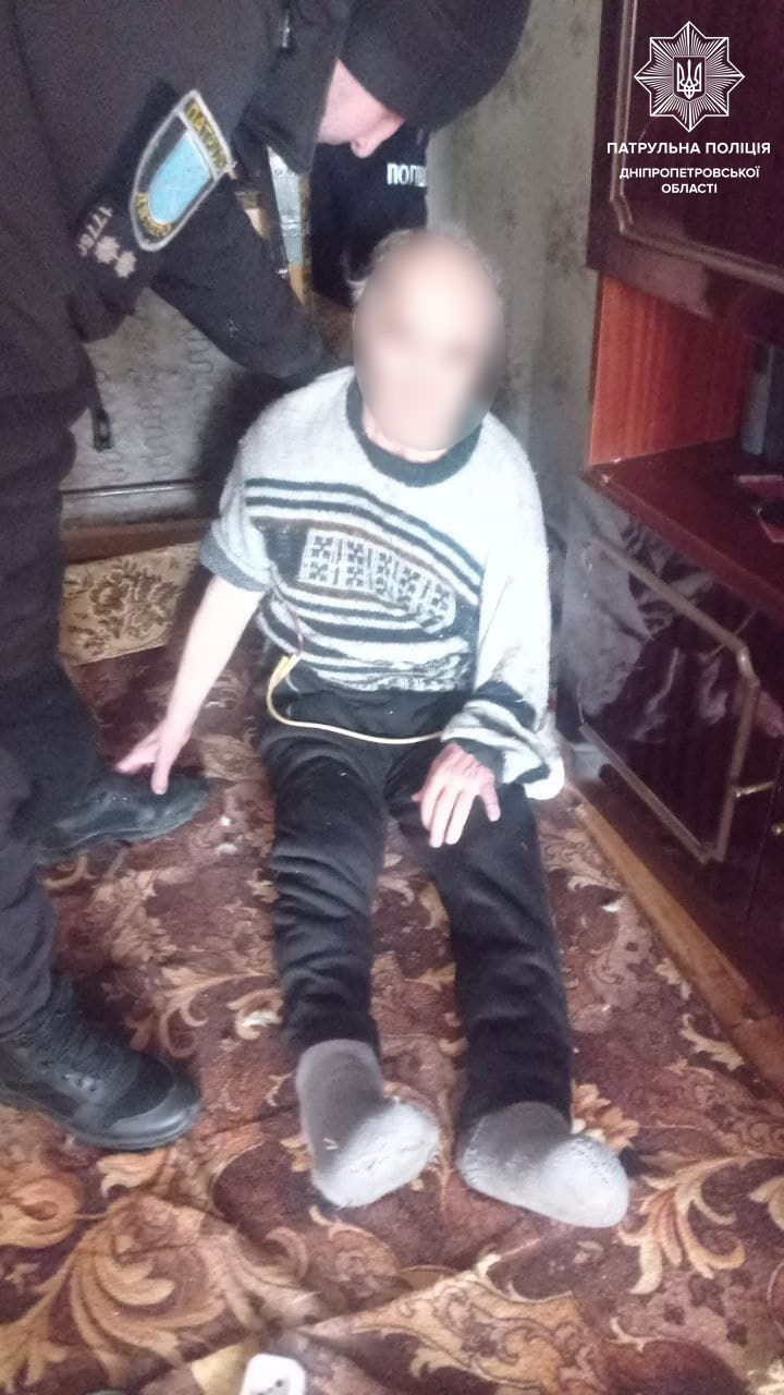 У Дніпрі чоловік впав за диван і пролежав там три дні: був без їжі та води