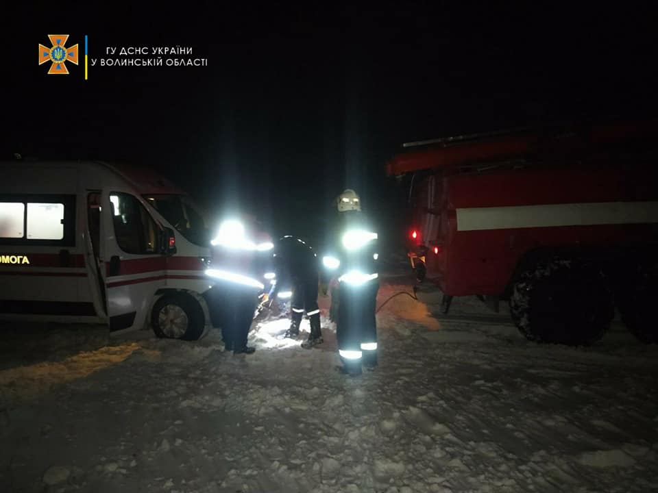 На Волыни спасатели вытаскивали из снежного плена "скорую" с больной женщиной (видео)