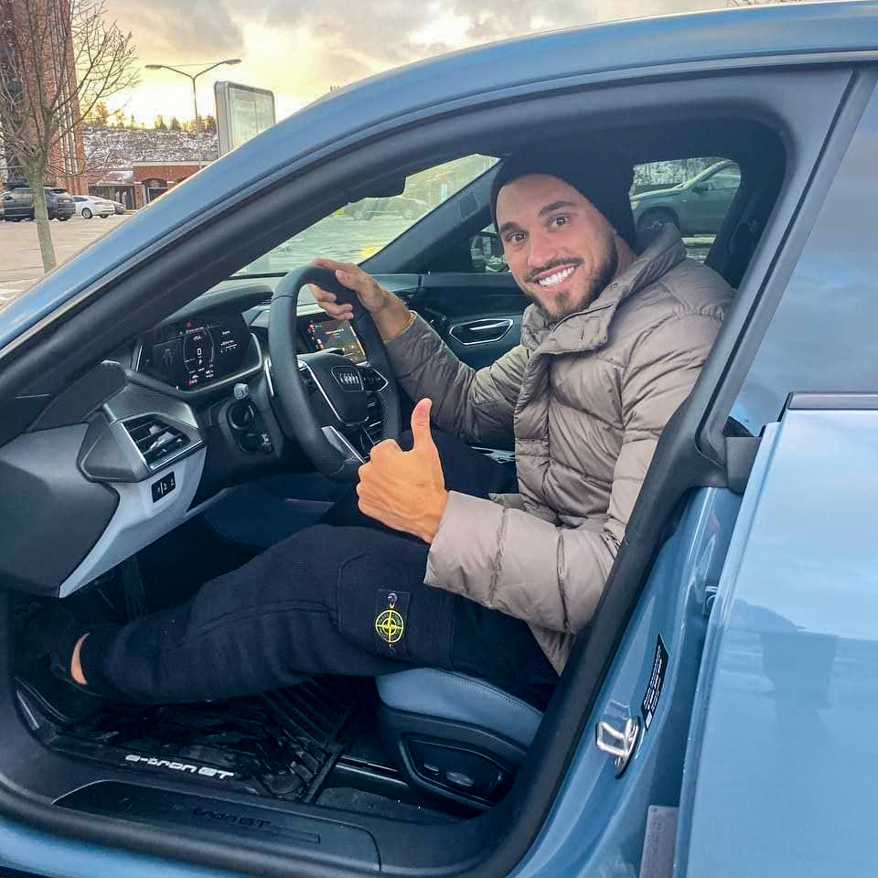 Вратарь сборной Украины и киевского "Динамо" Георгий Бущан купил быстрейший электрический Audi