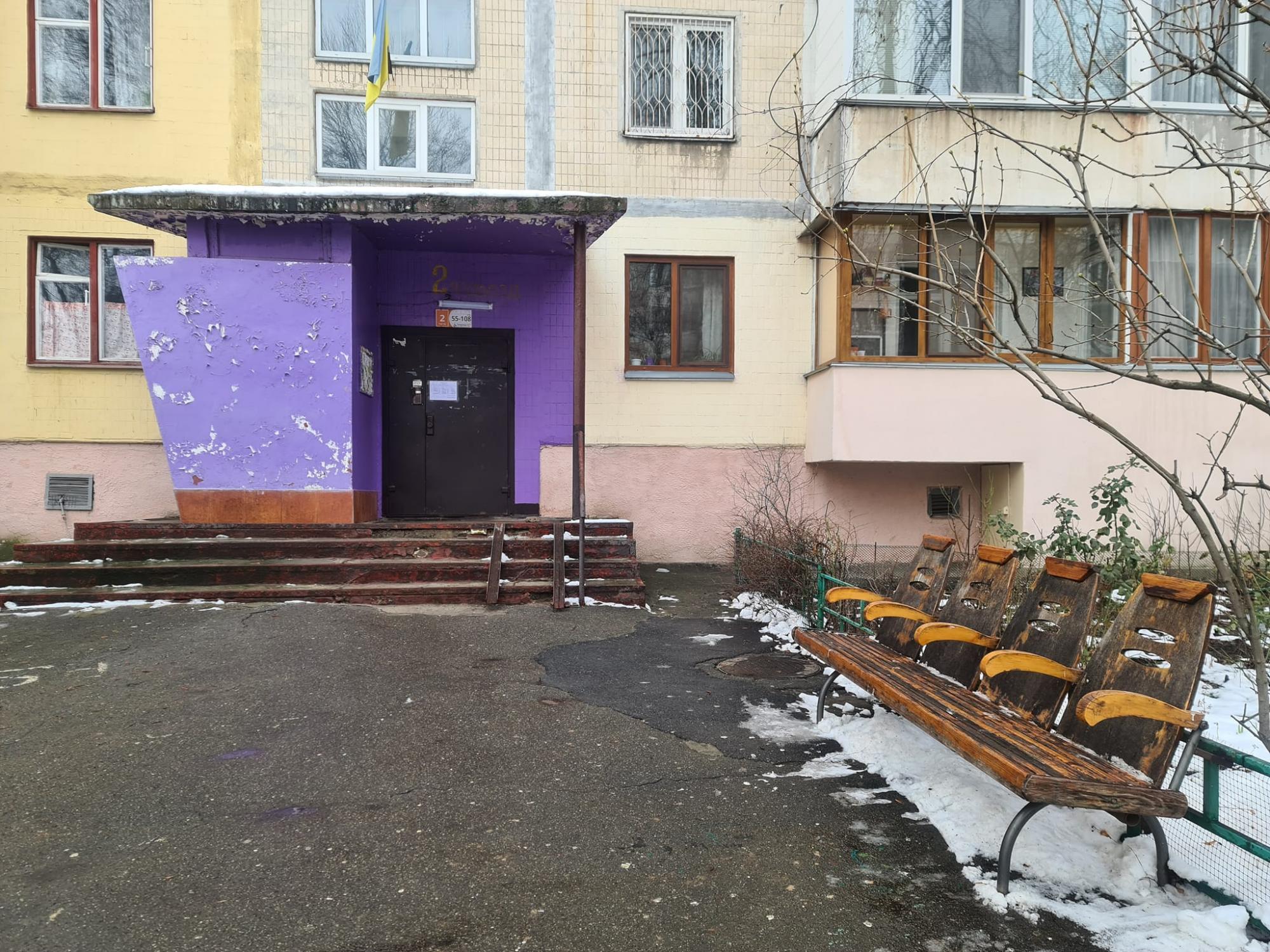 В Киеве возле подъезда установили кресла с ЖД вокзала: "хорошо, что рельсы не подвели" (фото)