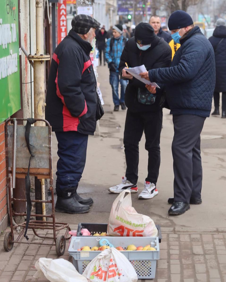 Дедушку оштрафовали за продажу яблок и теперь возмущению украинцев нет предела (фото)