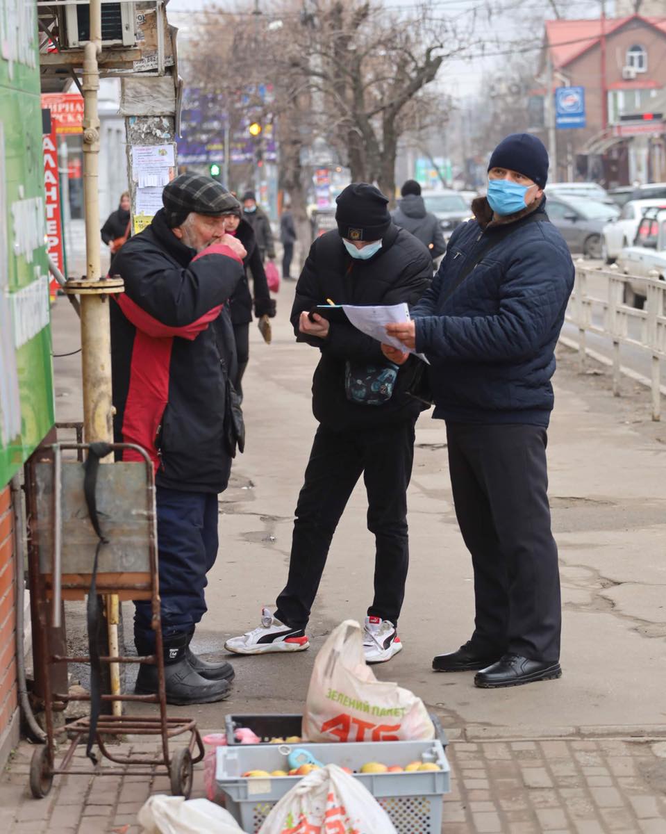 Дедушку оштрафовали за продажу яблок и теперь возмущению украинцев нет предела (фото)