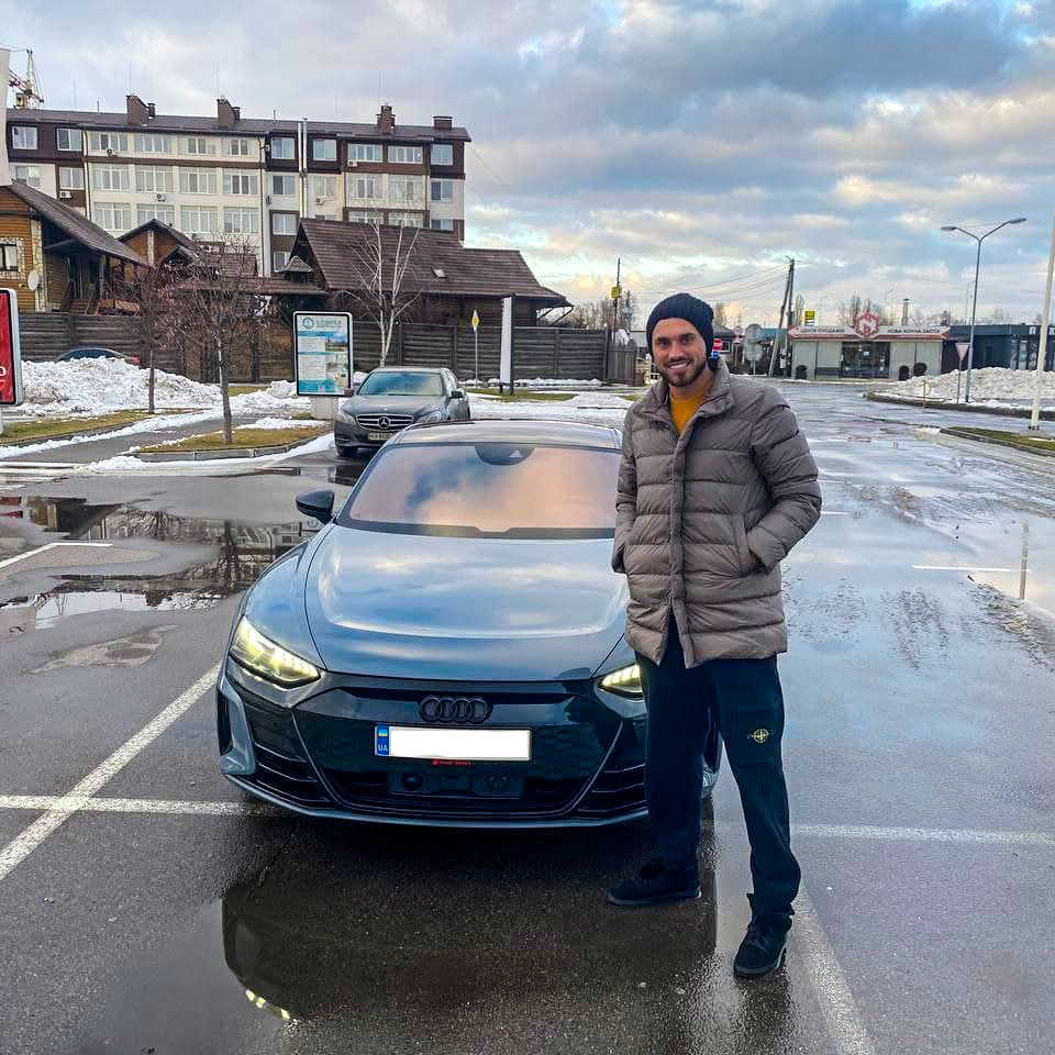 Вратарь сборной Украины и киевского "Динамо" Георгий Бущан купил быстрейший электрический Audi