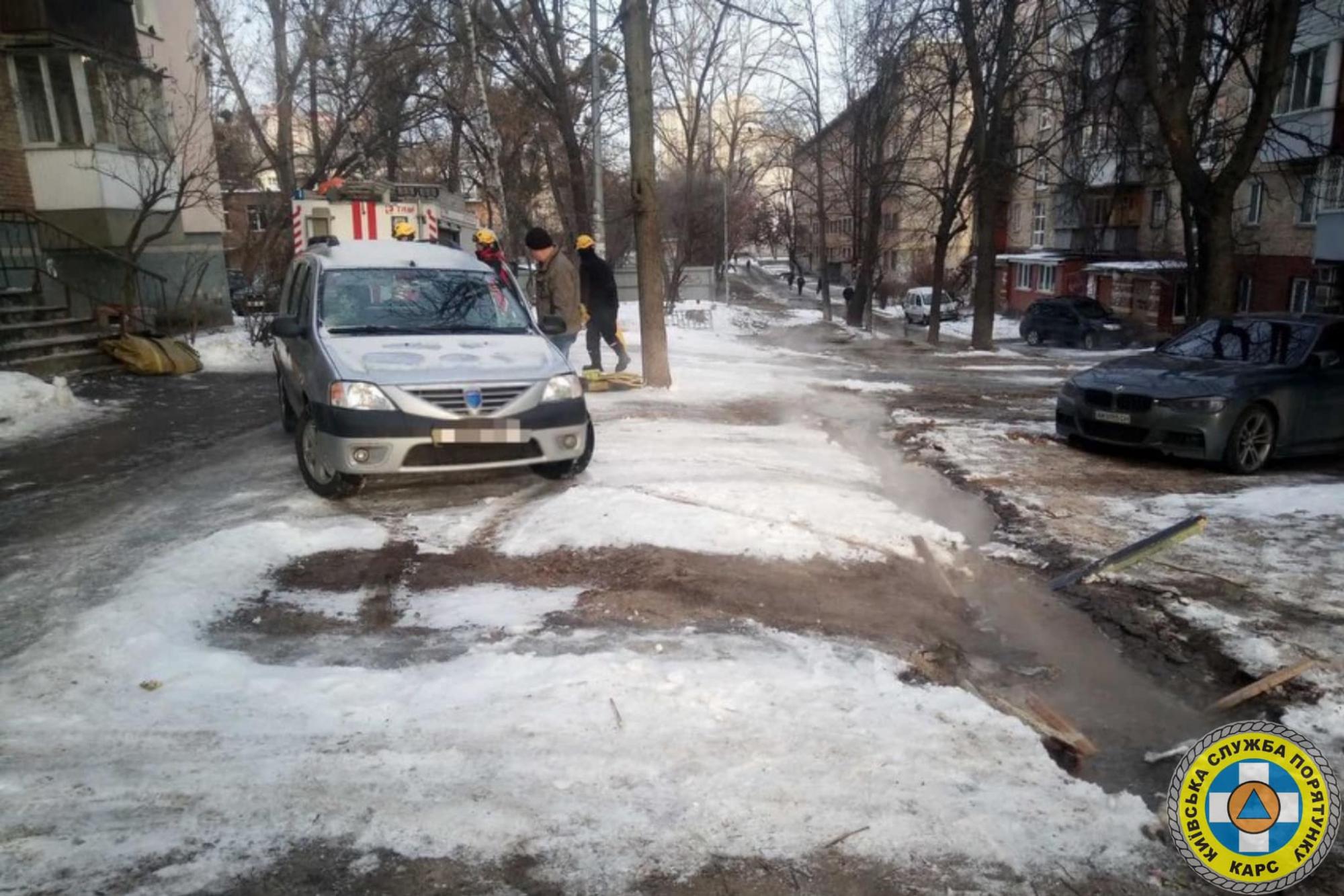 У Києві машини провалилися під асфальт через НП з магістраллю (фото)
