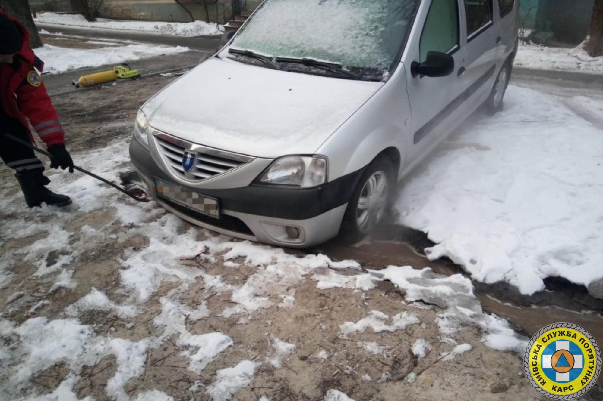 У Києві машини провалилися під асфальт через НП з магістраллю (фото)