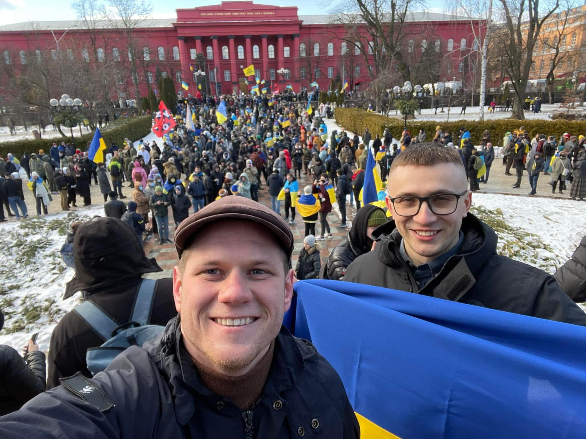 Достали 8 осколков: звезду украинского кино ранили на восточном фронте