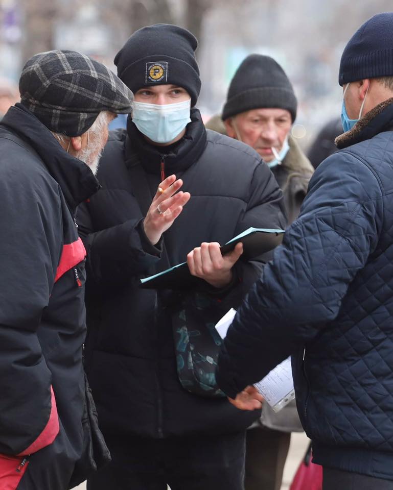 Дедушку оштрафовали за продажу яблок и теперь возмущению украинцев нет предела (фото)