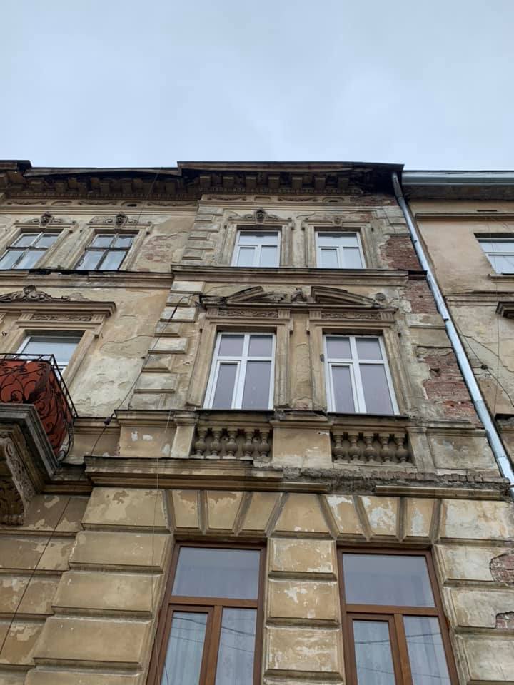 Во Львове рухнула часть фасада дома на крышу магазина, из которого выходил человек (фото)