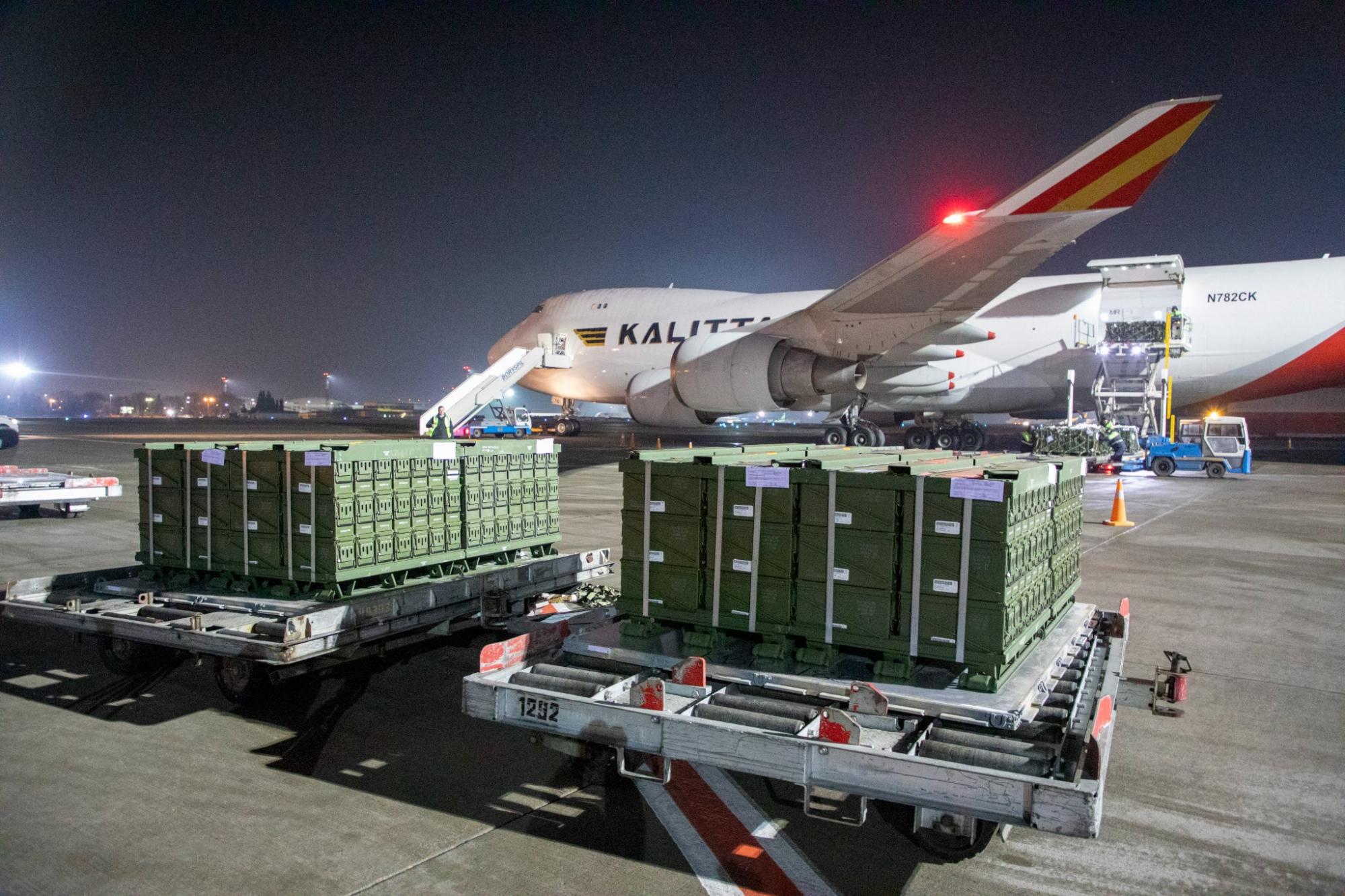 Российские танки безвылазно застряли в грязи под Ростовом (видео)