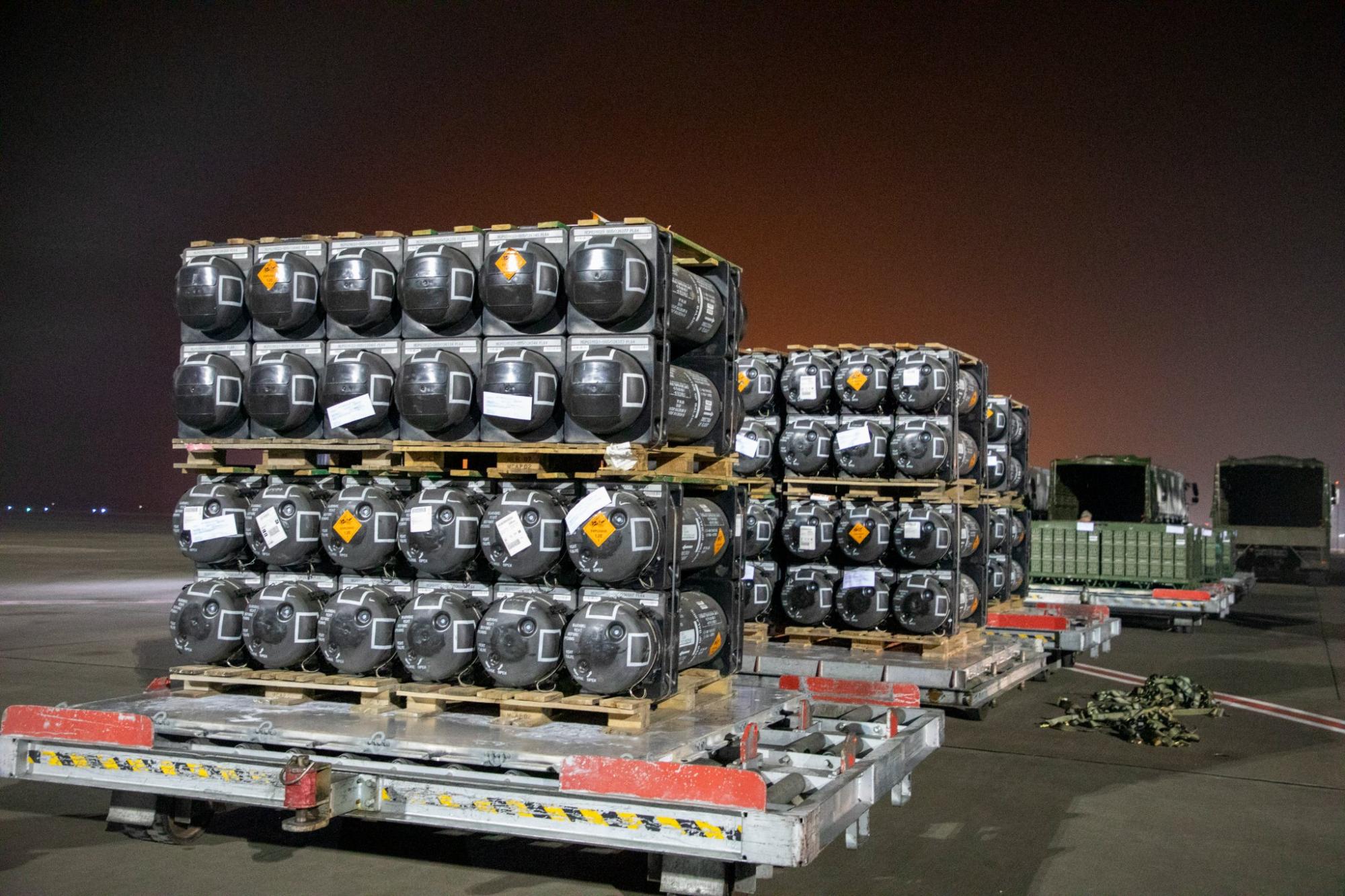 Российские танки безвылазно застряли в грязи под Ростовом (видео)