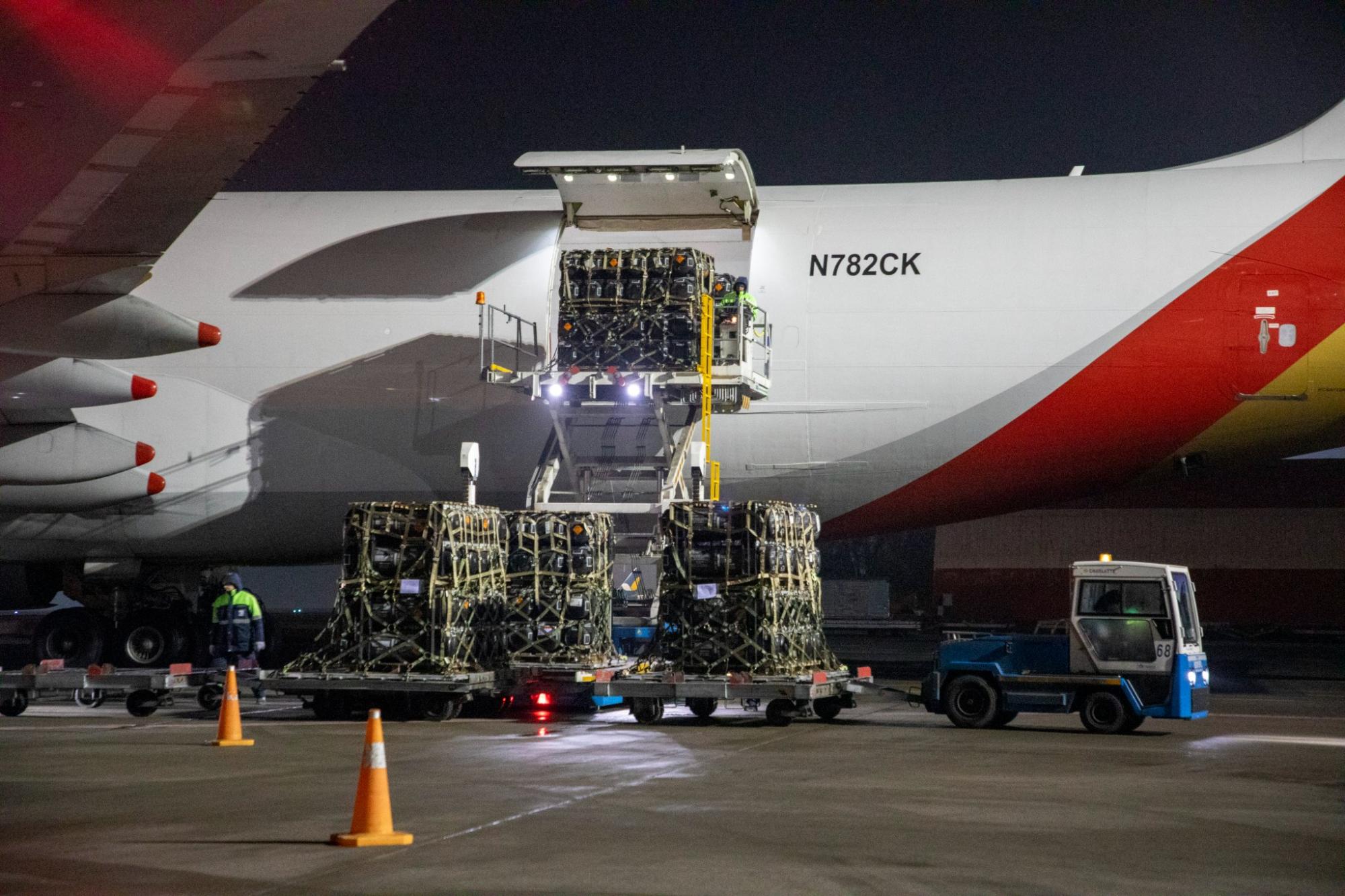 Российские танки безвылазно застряли в грязи под Ростовом (видео)