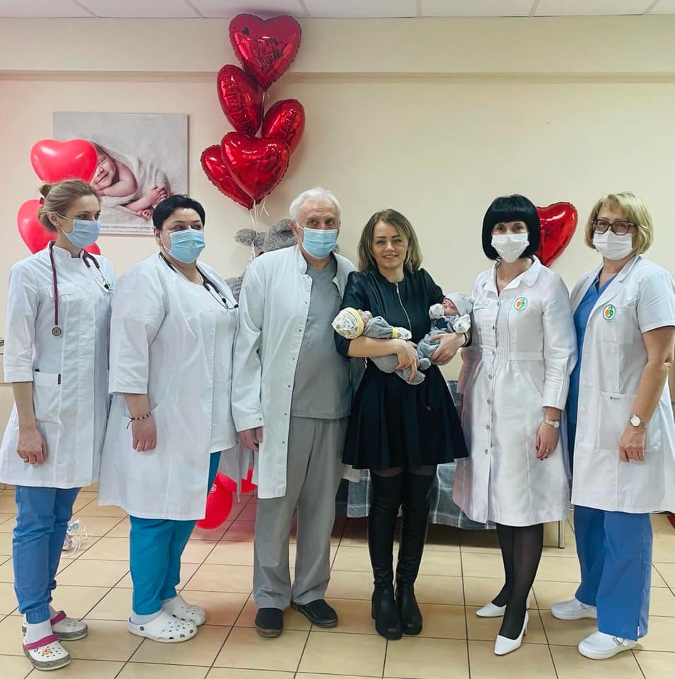 Во Львове медики три месяца выхаживали крошечных двойняшек: один весил меньше килограмма