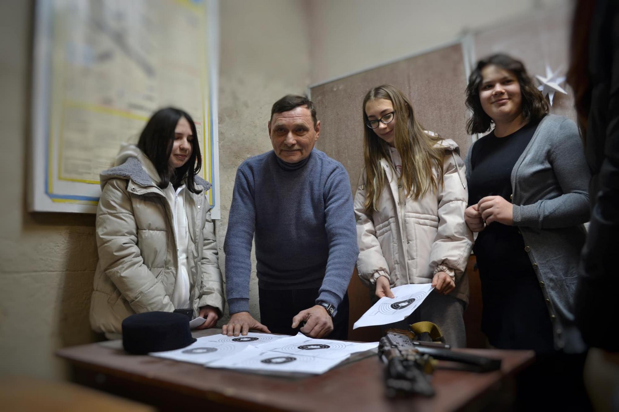 В школах Львова стали ежедневно обучать стрельбе