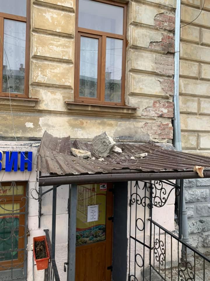 Во Львове рухнула часть фасада дома на крышу магазина, из которого выходил человек (фото)