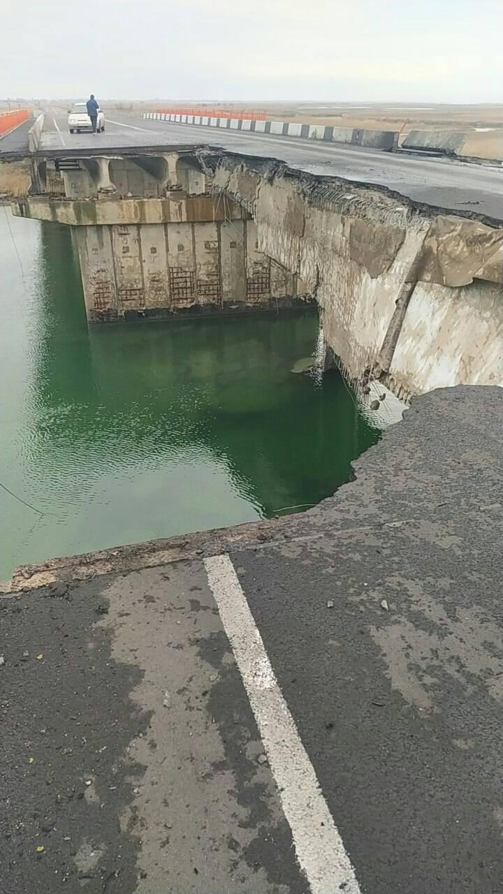 В Херсонской области взорвали мост: фото разрушений