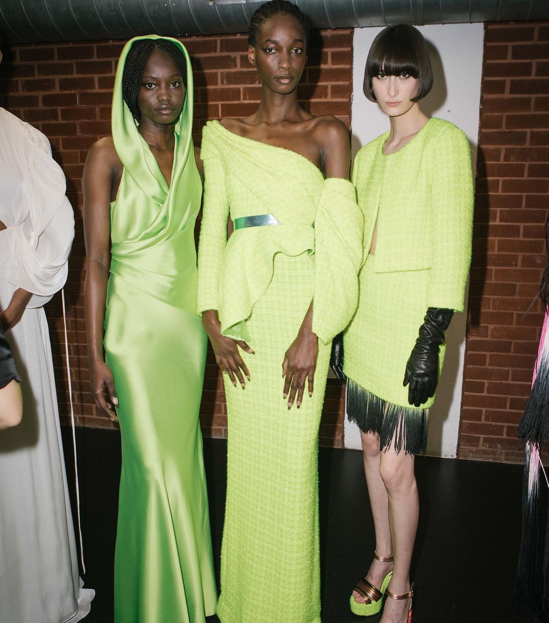 Сукні з вирізами, бомбери і панчохи: 5 мікротрендів Тижня моди в Лондоні осінь-зима 2022