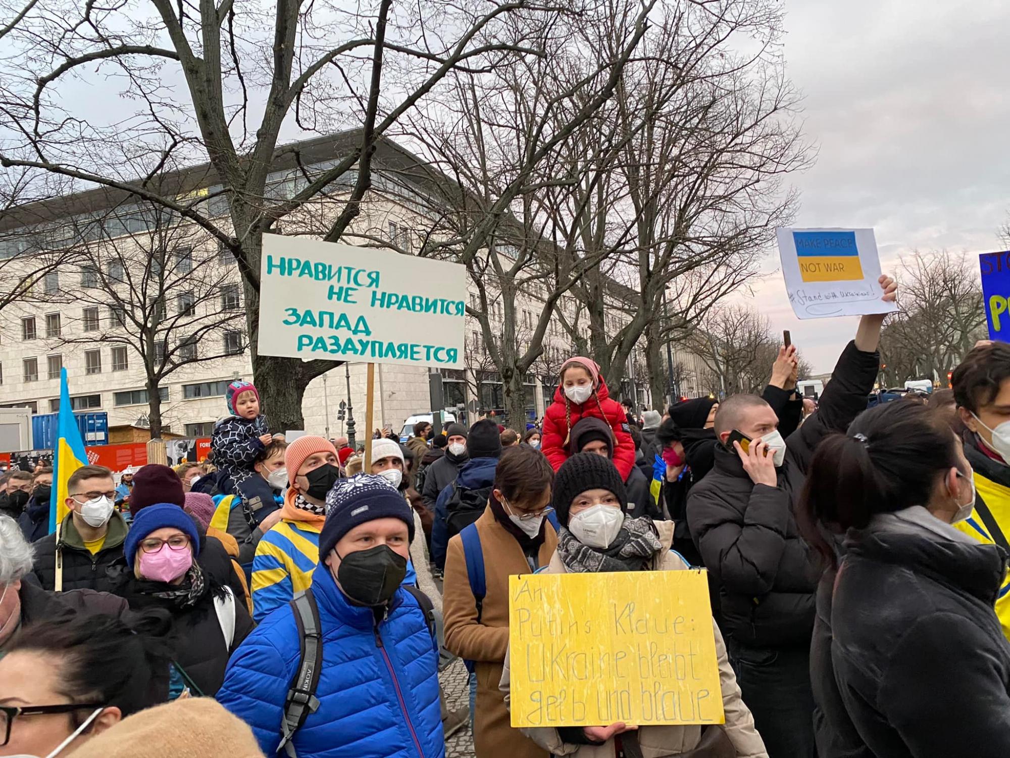 "Путін, геть з Донбасу": в Берлине и Париже поддержали Украину и вышли против агрессии РФ