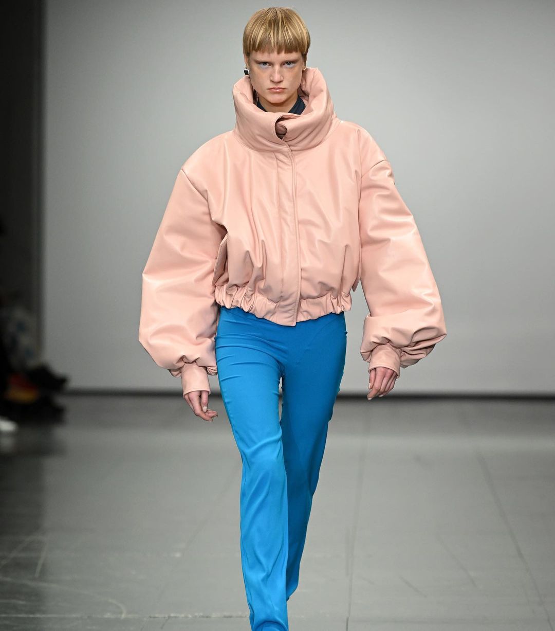 Сукні з вирізами, бомбери і панчохи: 5 мікротрендів Тижня моди в Лондоні осінь-зима 2022