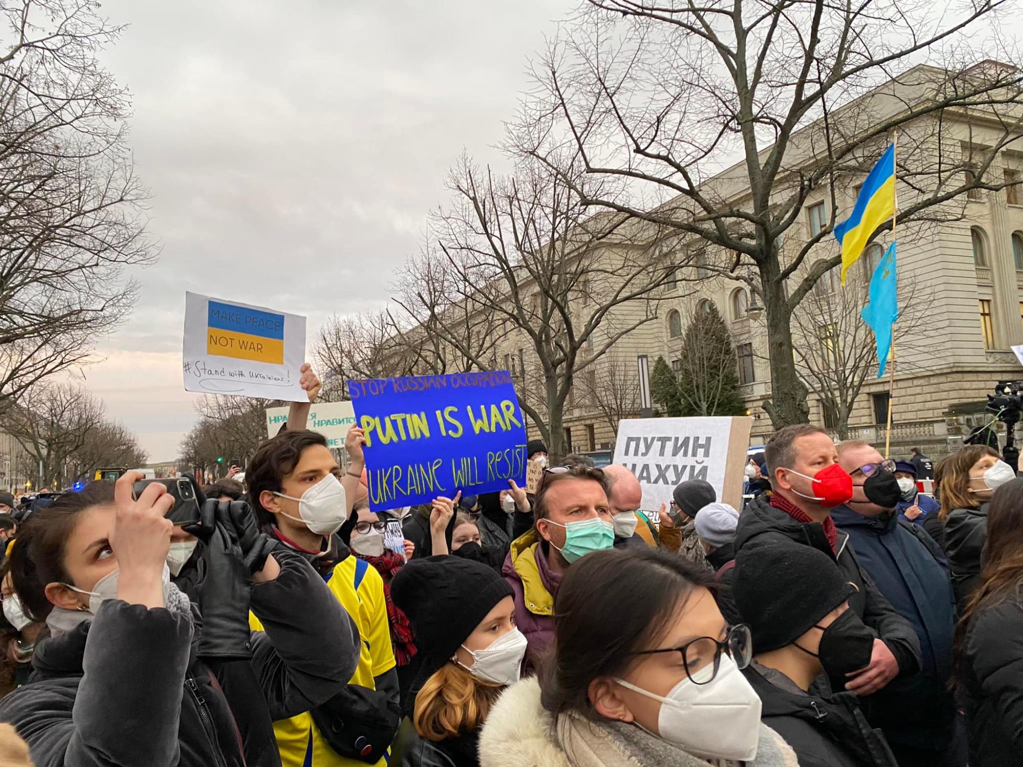"Путін, геть з Донбасу": в Берлине и Париже поддержали Украину и вышли против агрессии РФ