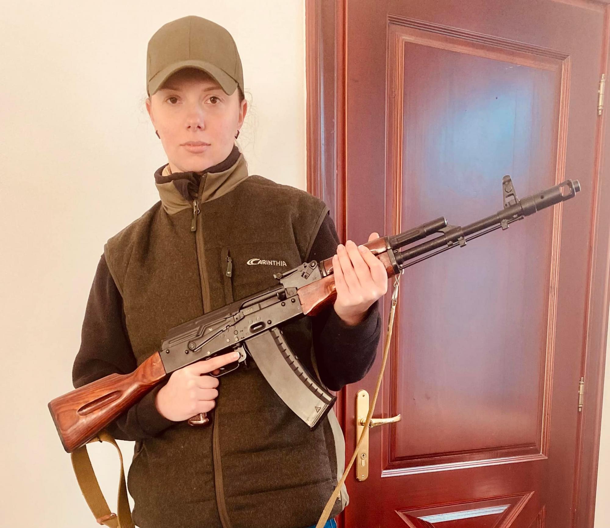 Украинская балерина защищает родную страну с оружием в руках: история и фото красавицы