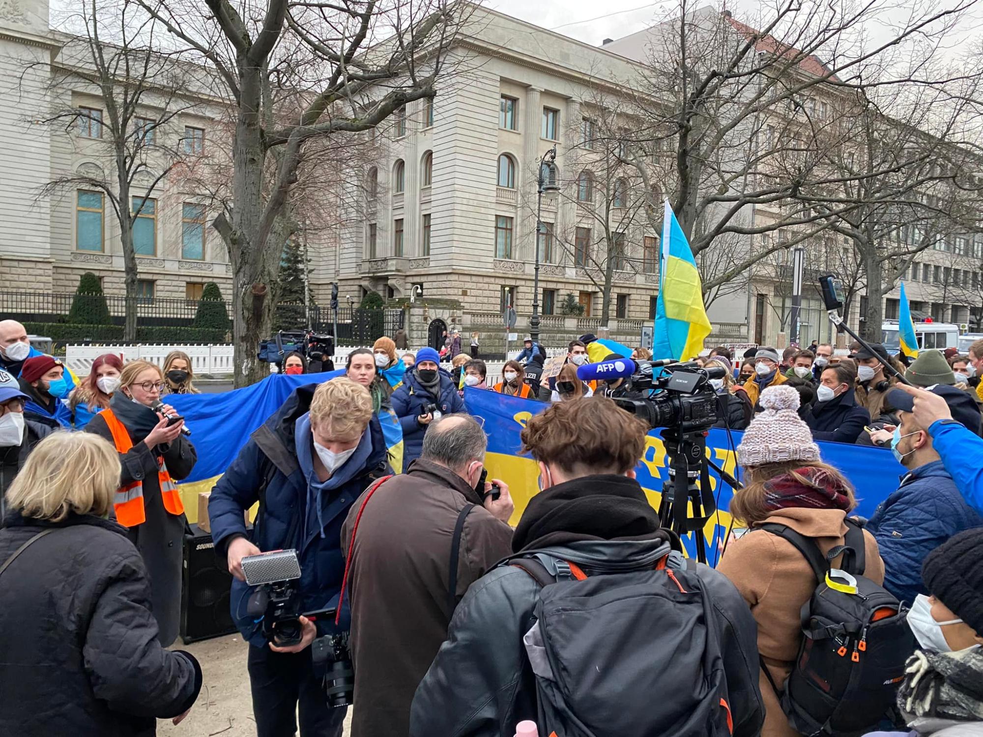 "Путін, геть з Донбасу": в Берлине и Париже поддержали Украину и вышли против агрессии РФ