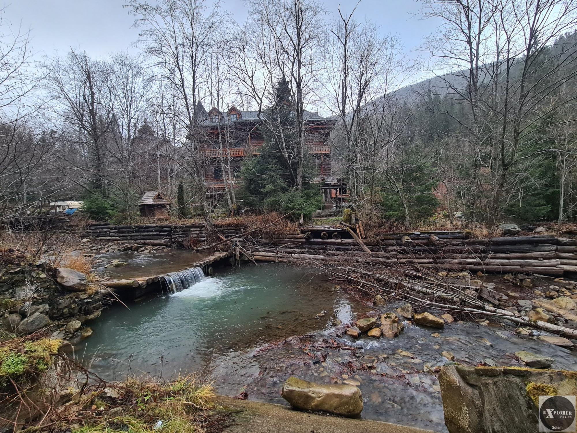 В Карпатах нашли заброшенную дачу Ющенко: как она выглядит сейчас (фото)