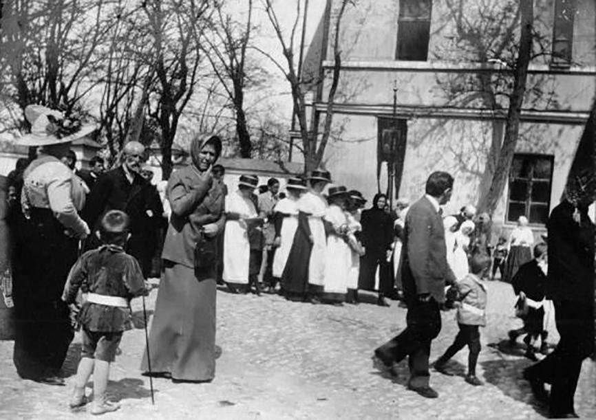 Дивіться, як українці святили паски століття тому: великодні фото з різних регіонів