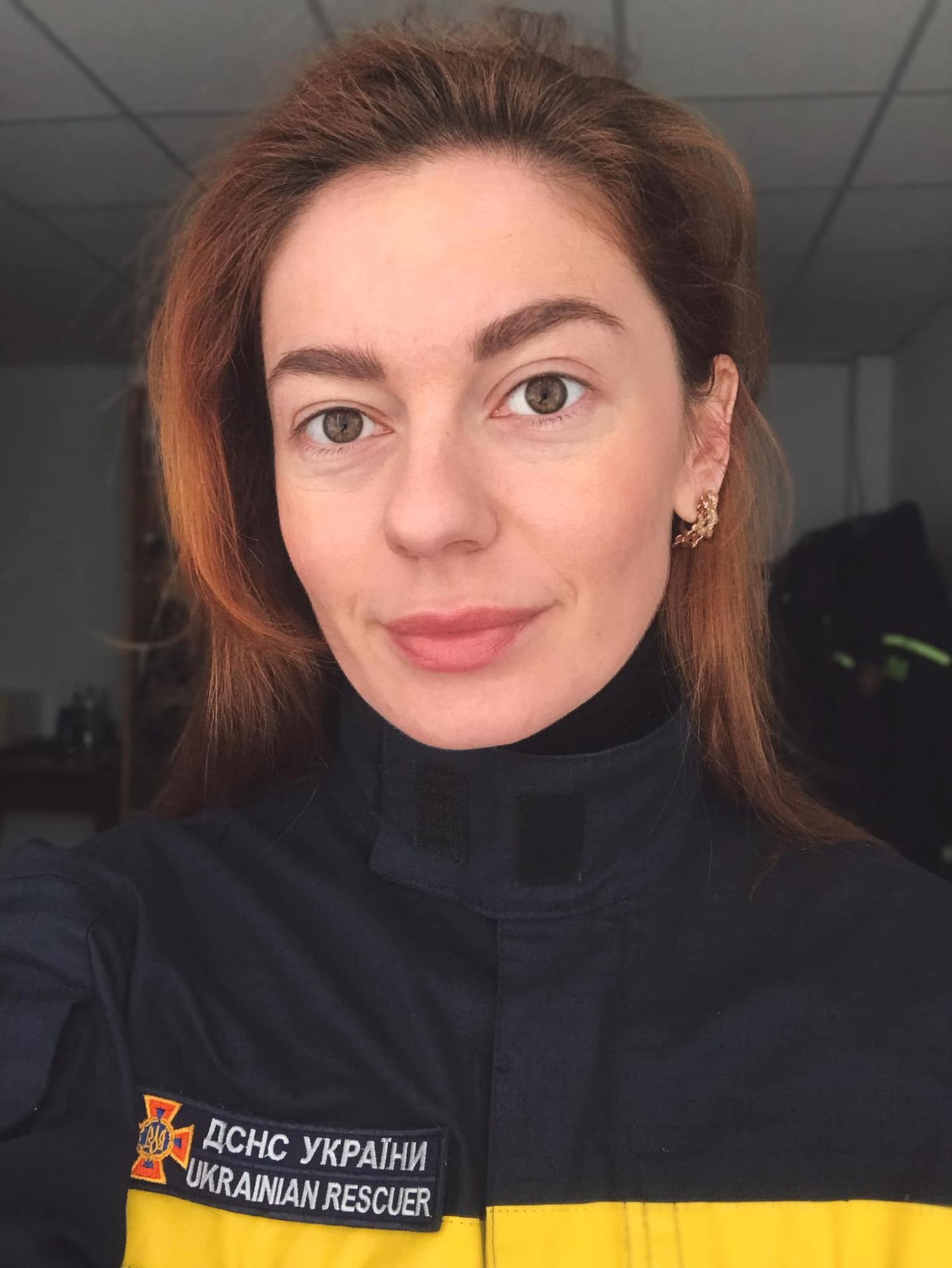 Это поразительно! Украинская спасательница надела форму, выполняя упражнения на перекладине