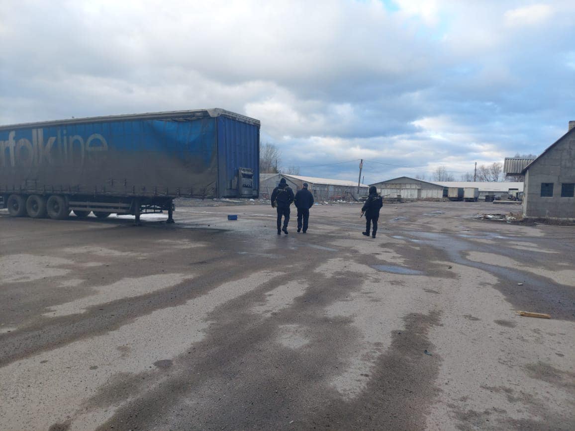 Российские оккупанты ударили по складу бытовой химии под Киевом