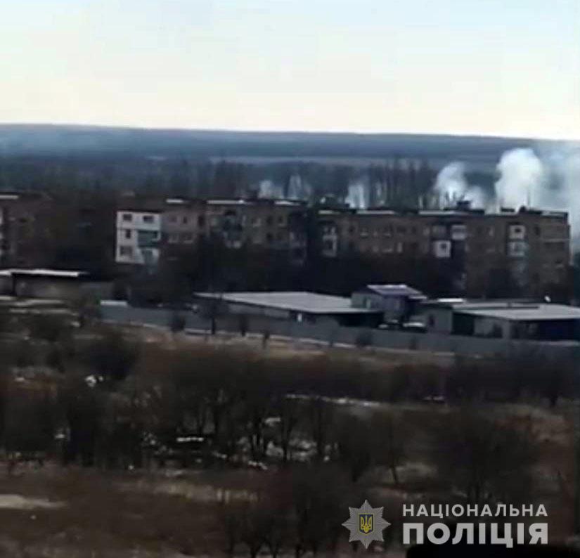 Под Донецком оккупанты обстреляли жилые дома и школу (фото)