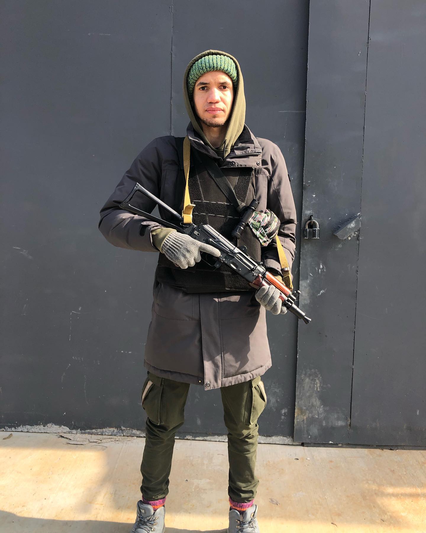 Украинский актер, который воюет на передовой, снова стал папой: милые фото дочки