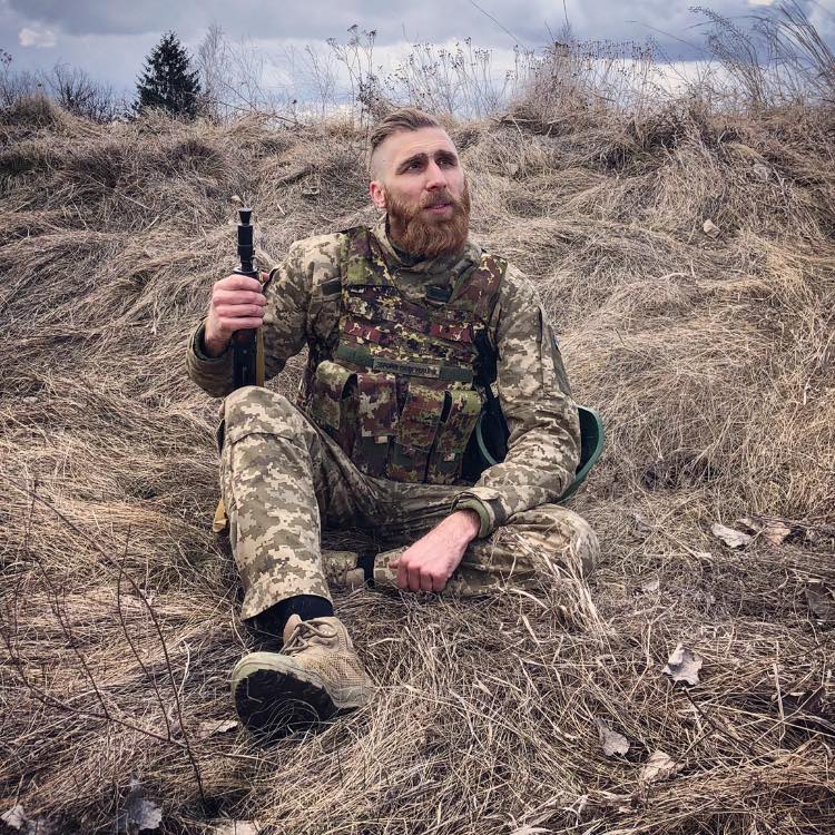 "Тільки не пиши мені про війну": украинский защитник написал стих, который трогает до слез