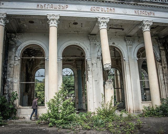 "Время остановилось в 80-х". Во что Россия превратила курорты оккупированной Абхазии