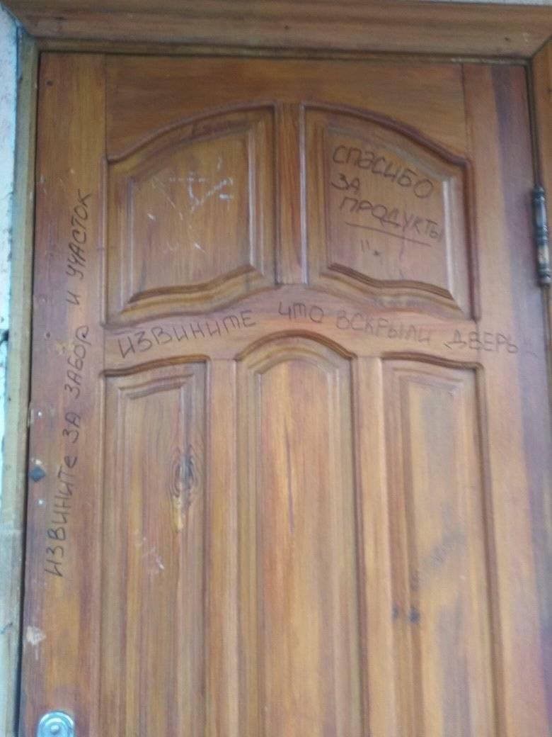 Оккупанты вынесли из школы ноутбуки и столы, а детям пожелали "мира и успехов в учебе"