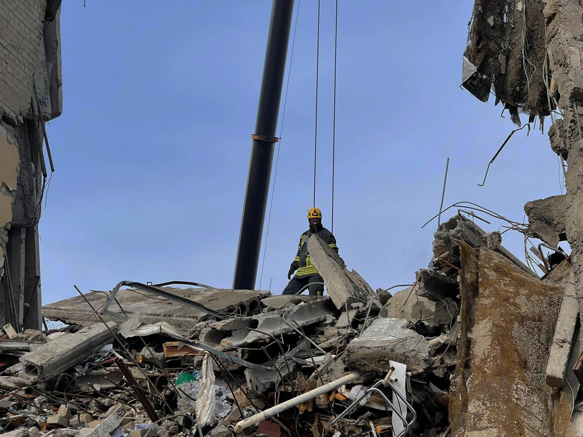 Кількість загиблих від ракетного удару по будівлі Миколаївської ОДА зросла до 15 людей