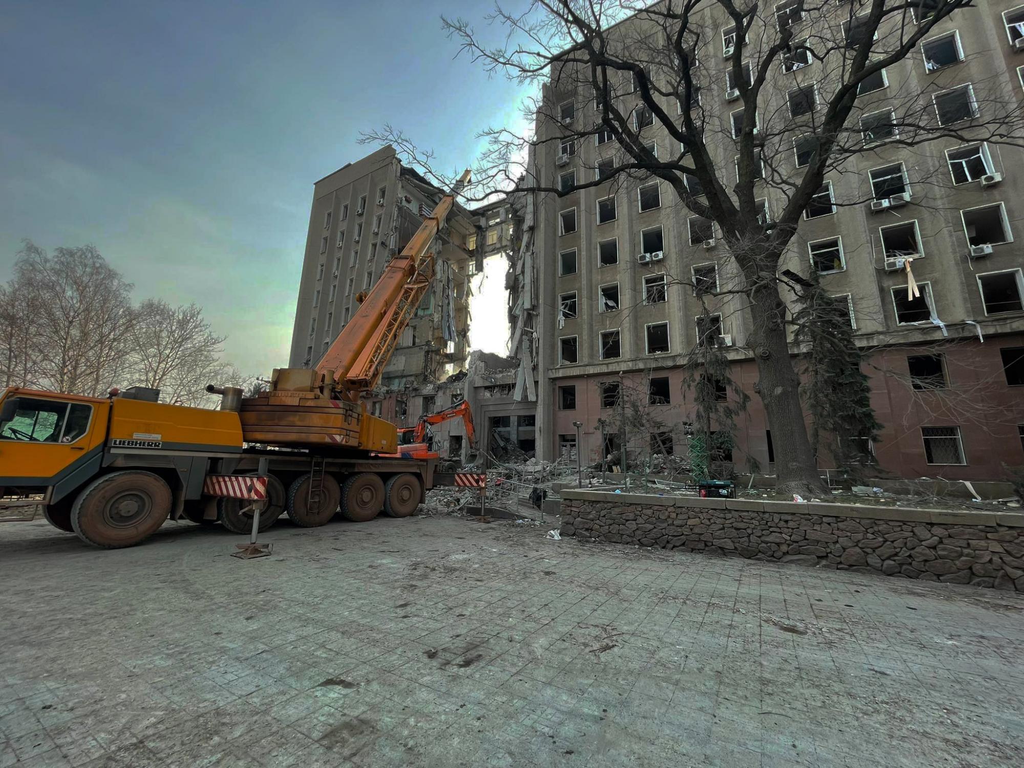 Кількість загиблих від ракетного удару по будівлі Миколаївської ОДА зросла до 15 людей