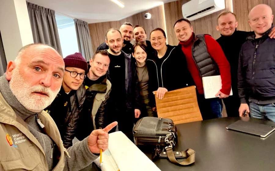 Режиссер последней ленты о Джеймсе Бонде в Киеве помогает людям с питанием (фото)