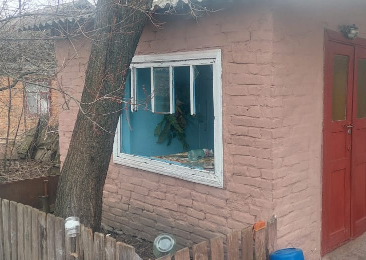 Окупанти завдали ракетного удару по місту у Житомирської області: у будинках вибило вікна та двері
