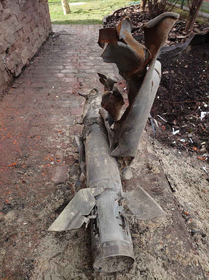 "Пусть горят в аду": Кондратюк показал снаряд, попавший в его дом