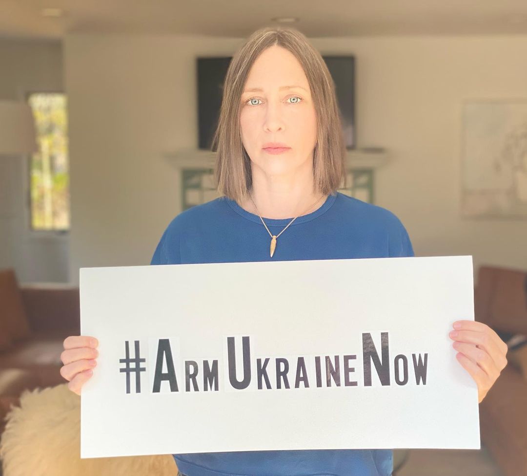 Голівудська зірка Віра Фарміга увімкнула на концерті сигнал повітряної тривоги та вигукнула "Слава Україні!"