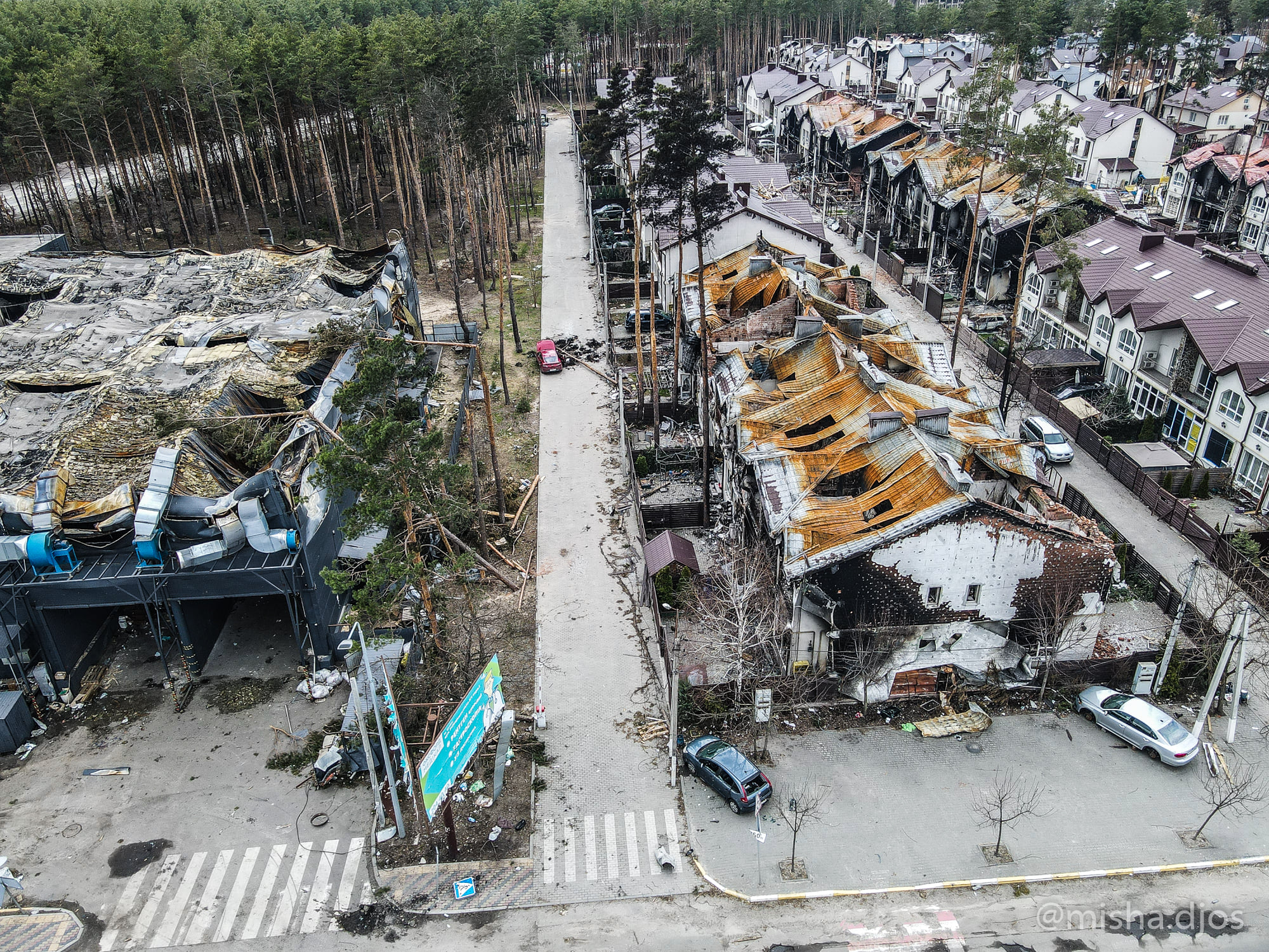 Зруйнований Ірпінь показали з висоти пташиного польоту (фоторепортаж)