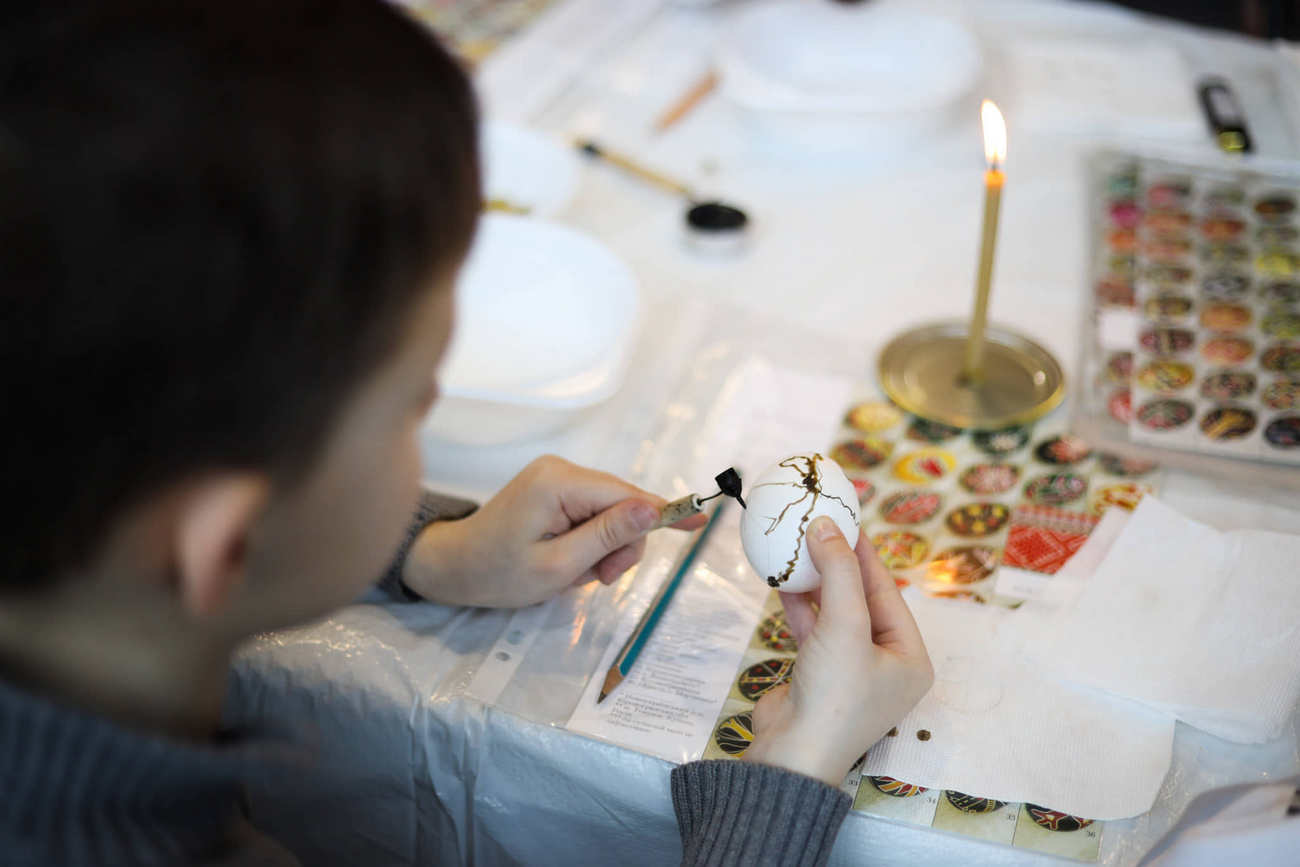 Дети после оккупации и бомбардировок создали писанки к Пасхе: посмотрите на эти фото