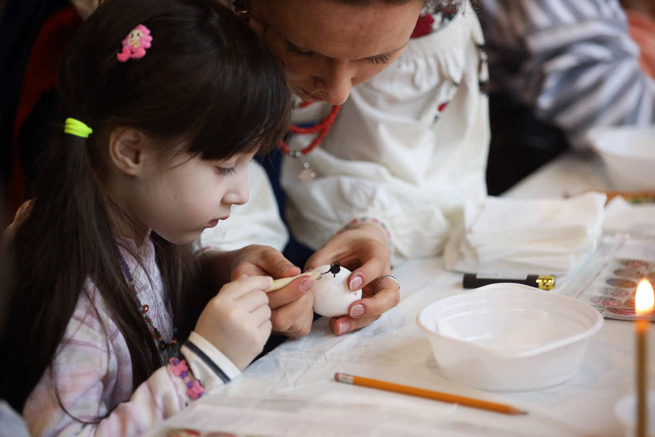 Дети после оккупации и бомбардировок создали писанки к Пасхе: посмотрите на эти фото