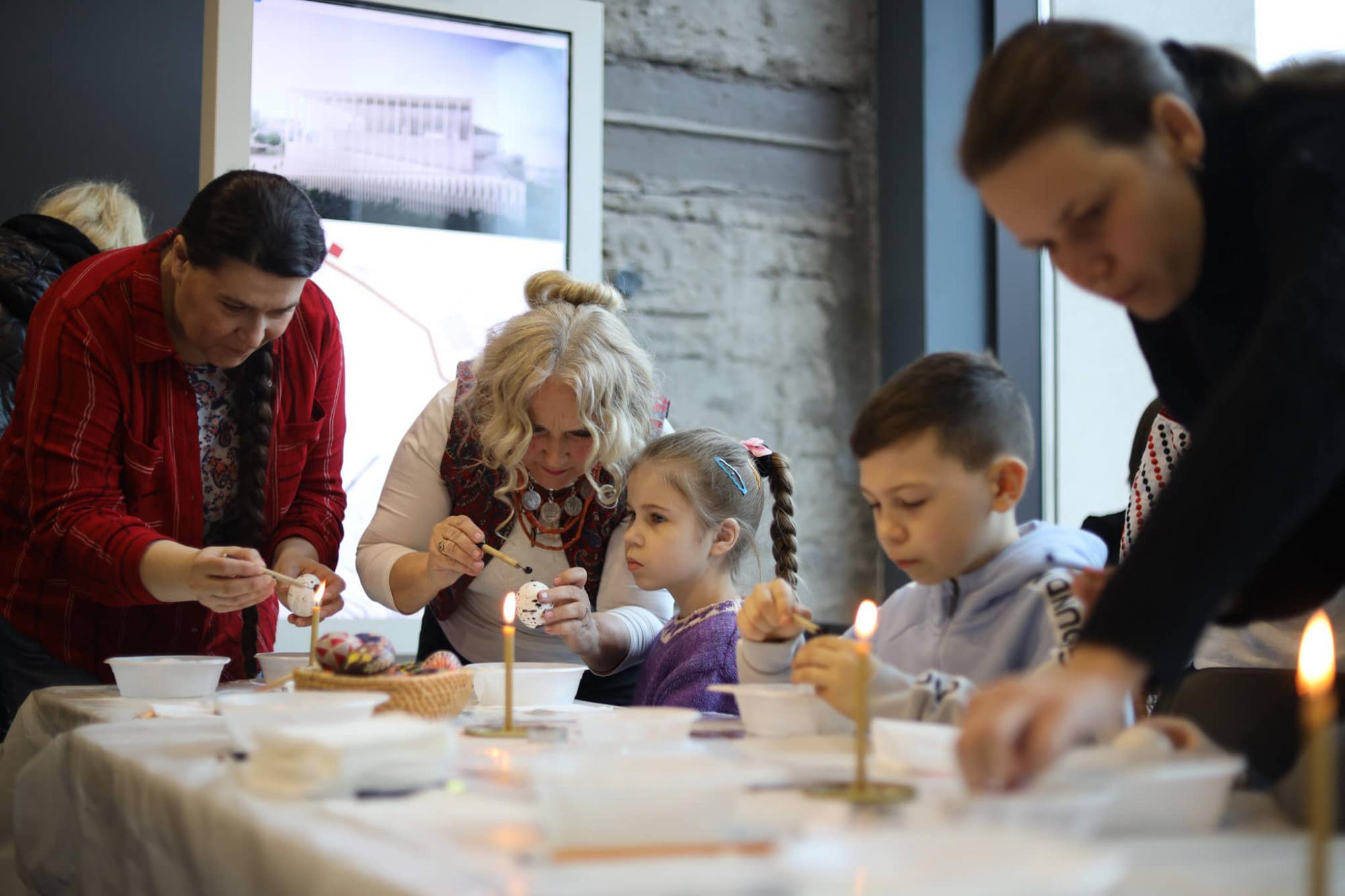 Дети после оккупации и бомбардировок создали писанки к Пасхе: посмотрите на эти фото
