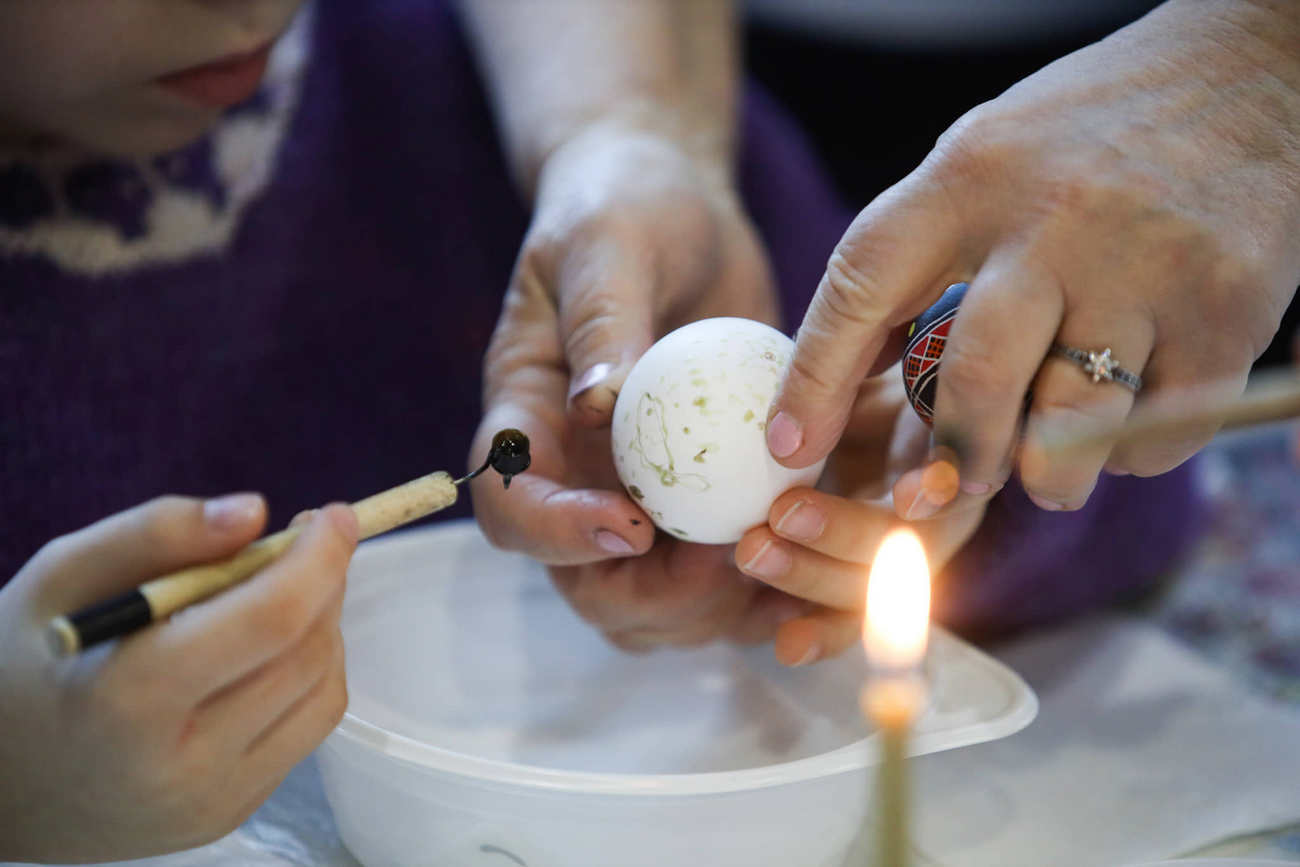 Дети после оккупации и бомбардировок создали писанки к Пасхе: посмотрите на эти фото