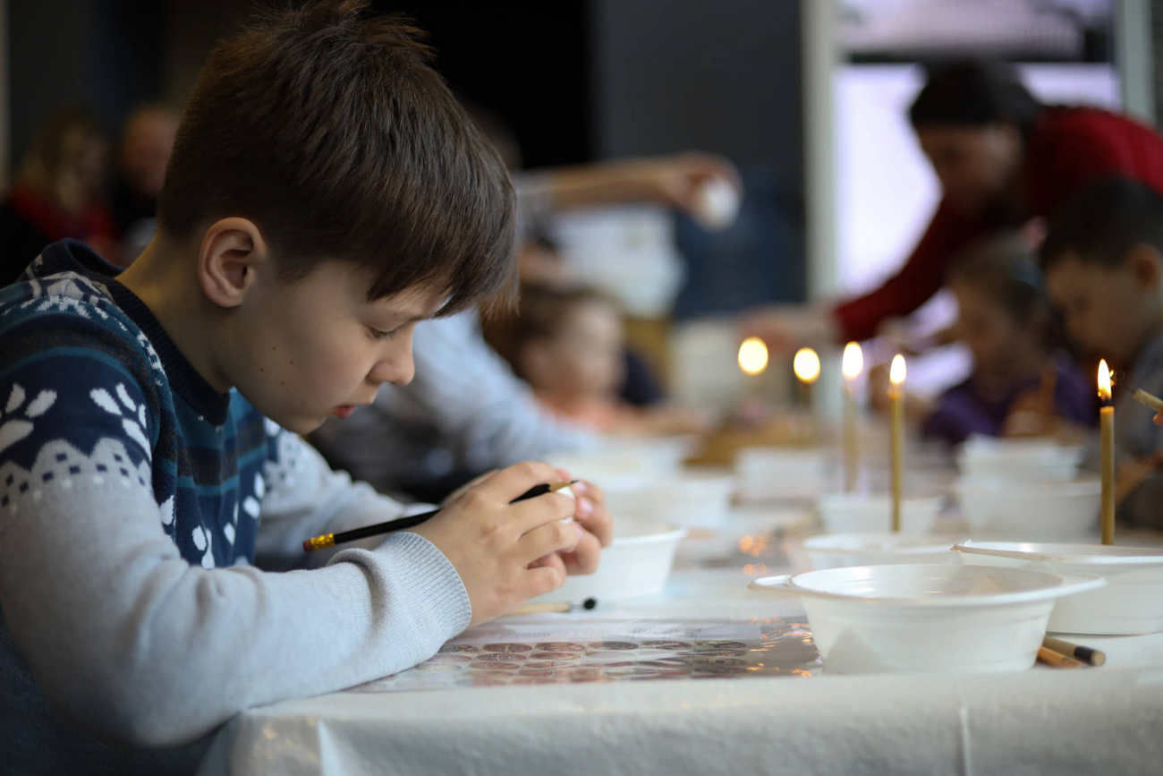 Дети после оккупации и бомбардировок создали писанки к Пасхе: посмотрите на эти фото
