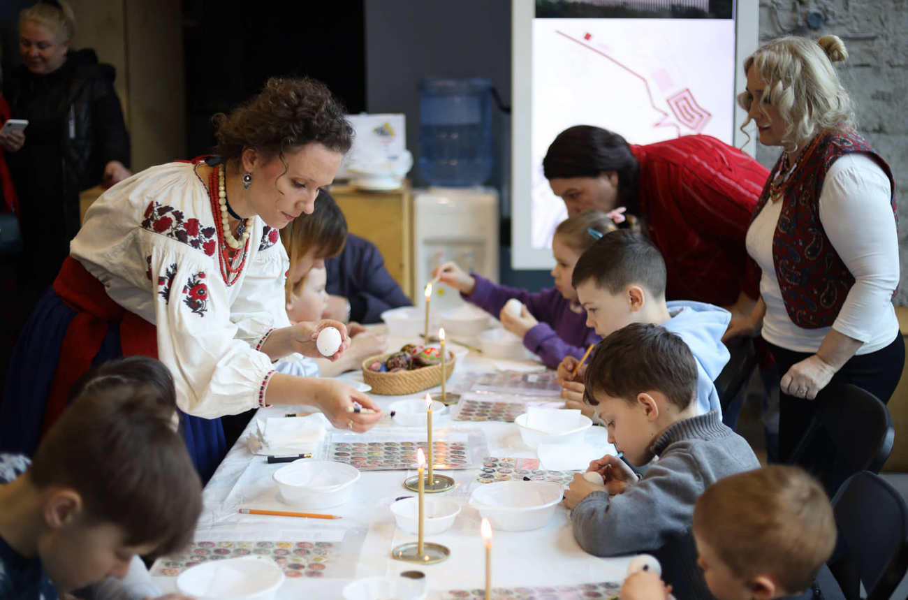 Дети после оккупации и бомбардировок создали писанки к Пасхе: посмотрите на эти фото