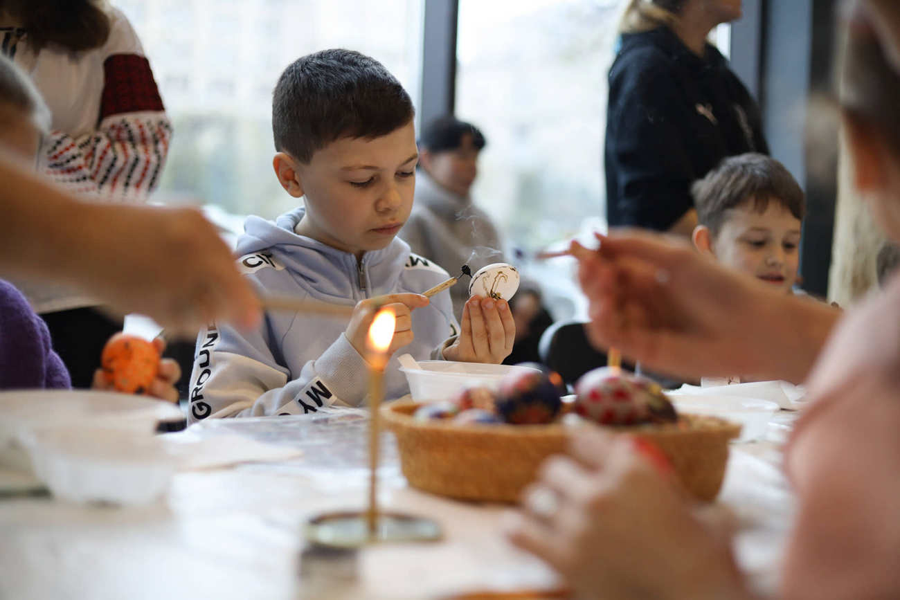 Дети после оккупации и бомбардировок создали писанки к Пасхе: посмотрите на эти фото