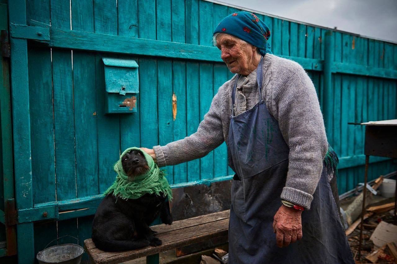 "Плачу, она мне слезы лижет": история бабушки Марии со знаменитого фото с собачкой в платке